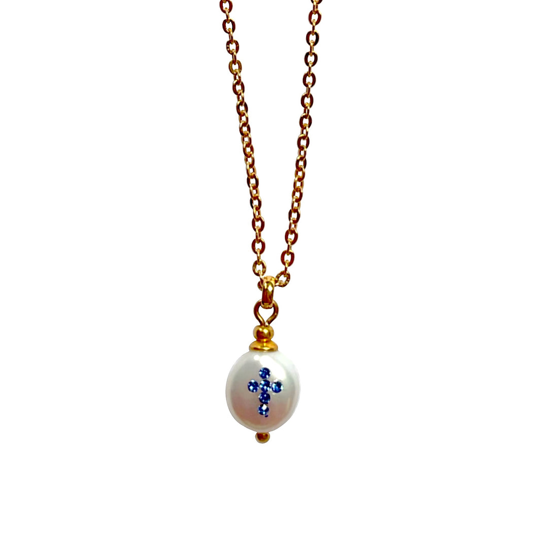 Natural, high quality Freshwater Coin Pearl pendant in Cream White color is inlaid with Bohemian Crystals in Sapphire color, suspended from 24K Gold plated sparkly link chain, measuring 18